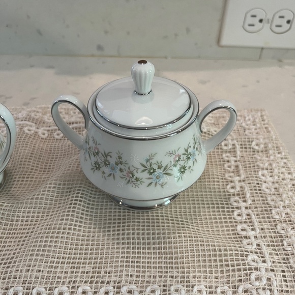 Noritake lidded sugar bowl and creamer. Patten is 2031 Savannah - Picture 4 of 15